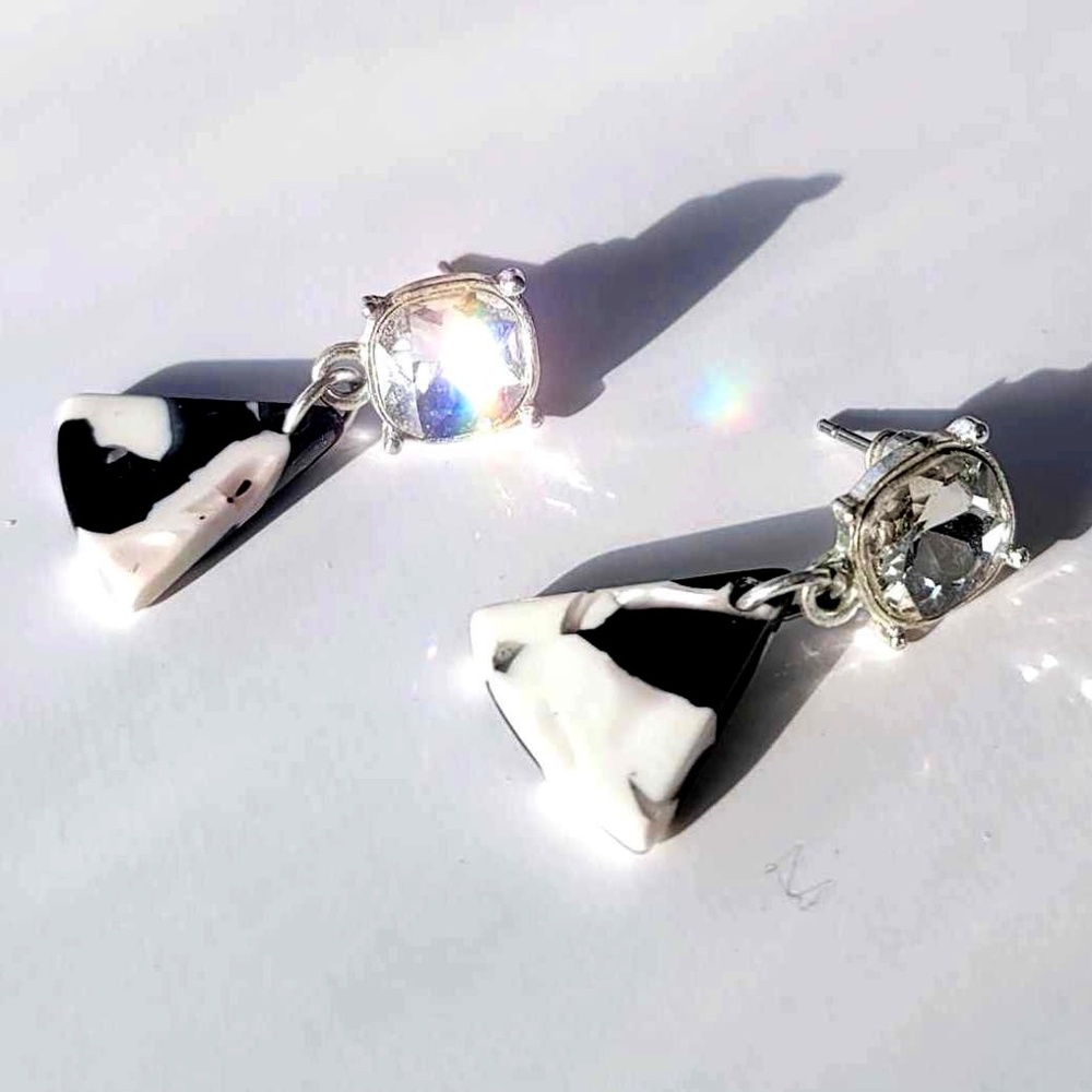 Vintage Lightweight Rhinestone Acrylic Black, Grey/Pinkish White Dangle Earrings